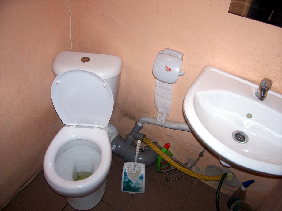 Туалет в пристройке недорогого кафе. Изображение 2