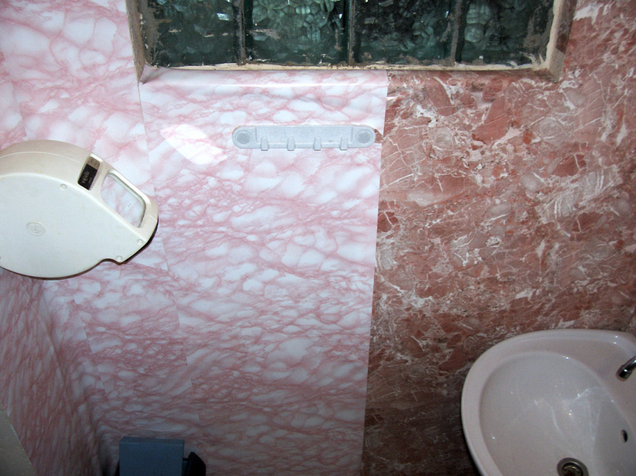 Мраморный туалет в тарховском баре. Изображение 2