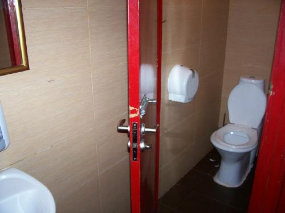 Туалет в "Кофе-Хаузе" у Московского вокзала. Изображение 1