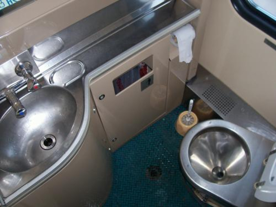 Вакуумный туалет в поезде «Поволжье». Изображение 4