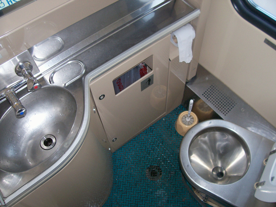 Вакуумный туалет в поезде Поволжье. Изображение 3
