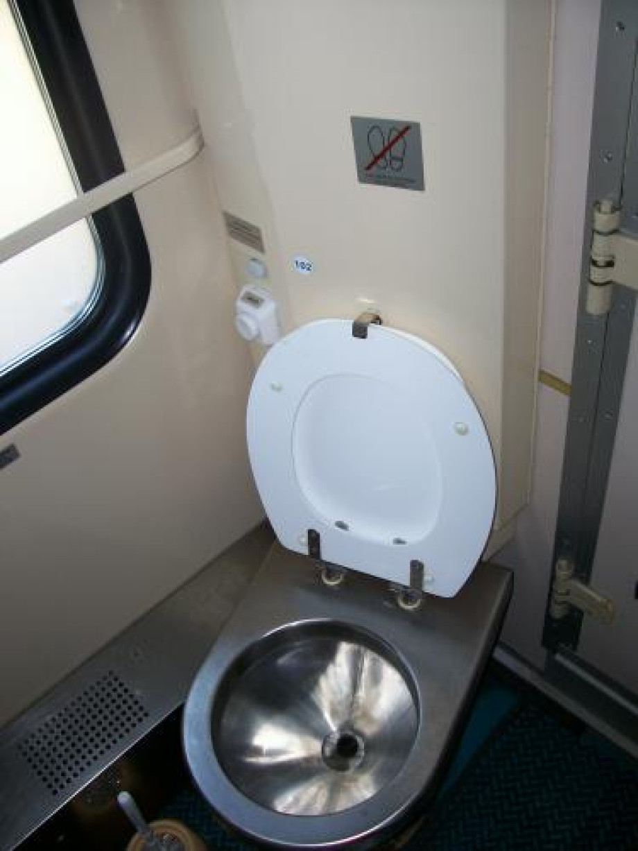 Вакуумный туалет в поезде «Поволжье». Изображение 2