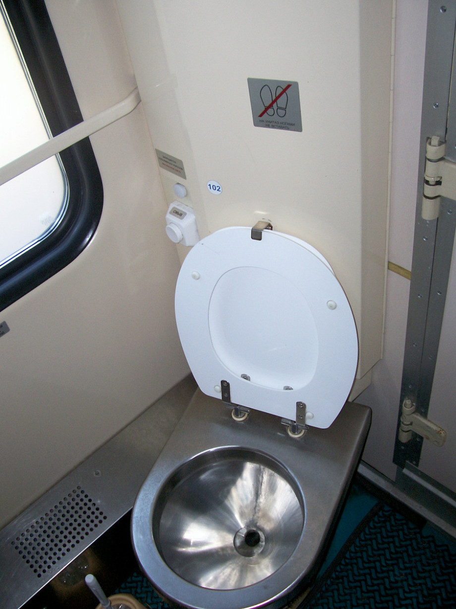 Вакуумный туалет в поезде Поволжье. Изображение 4