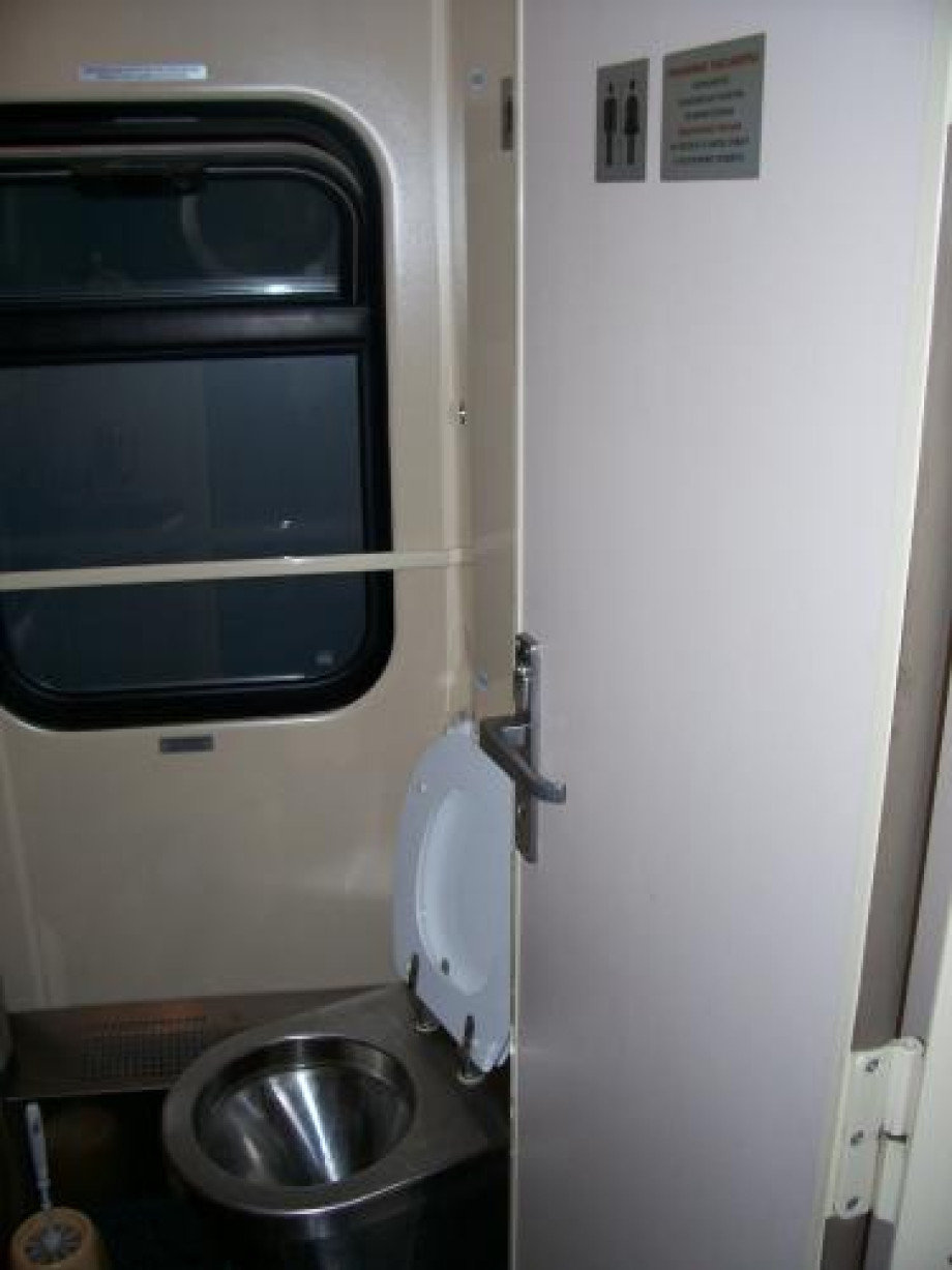 Вакуумный туалет в поезде «Поволжье». Изображение 1