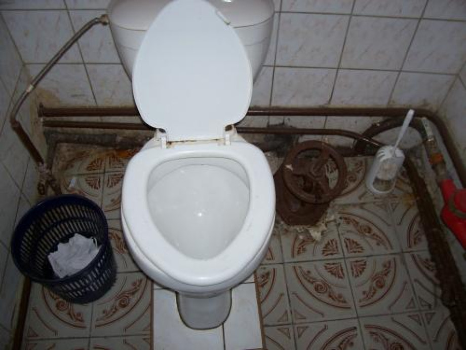 Туалет с большим краном в казанском кафе "Восток". Изображение 2