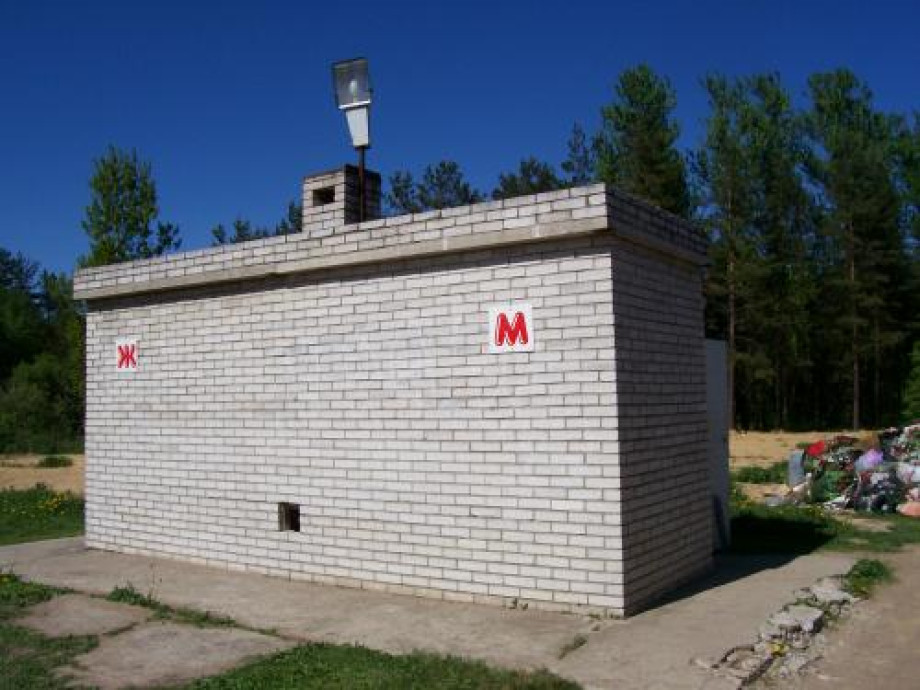 Туалет рядом с кладбищем. Изображение 1
