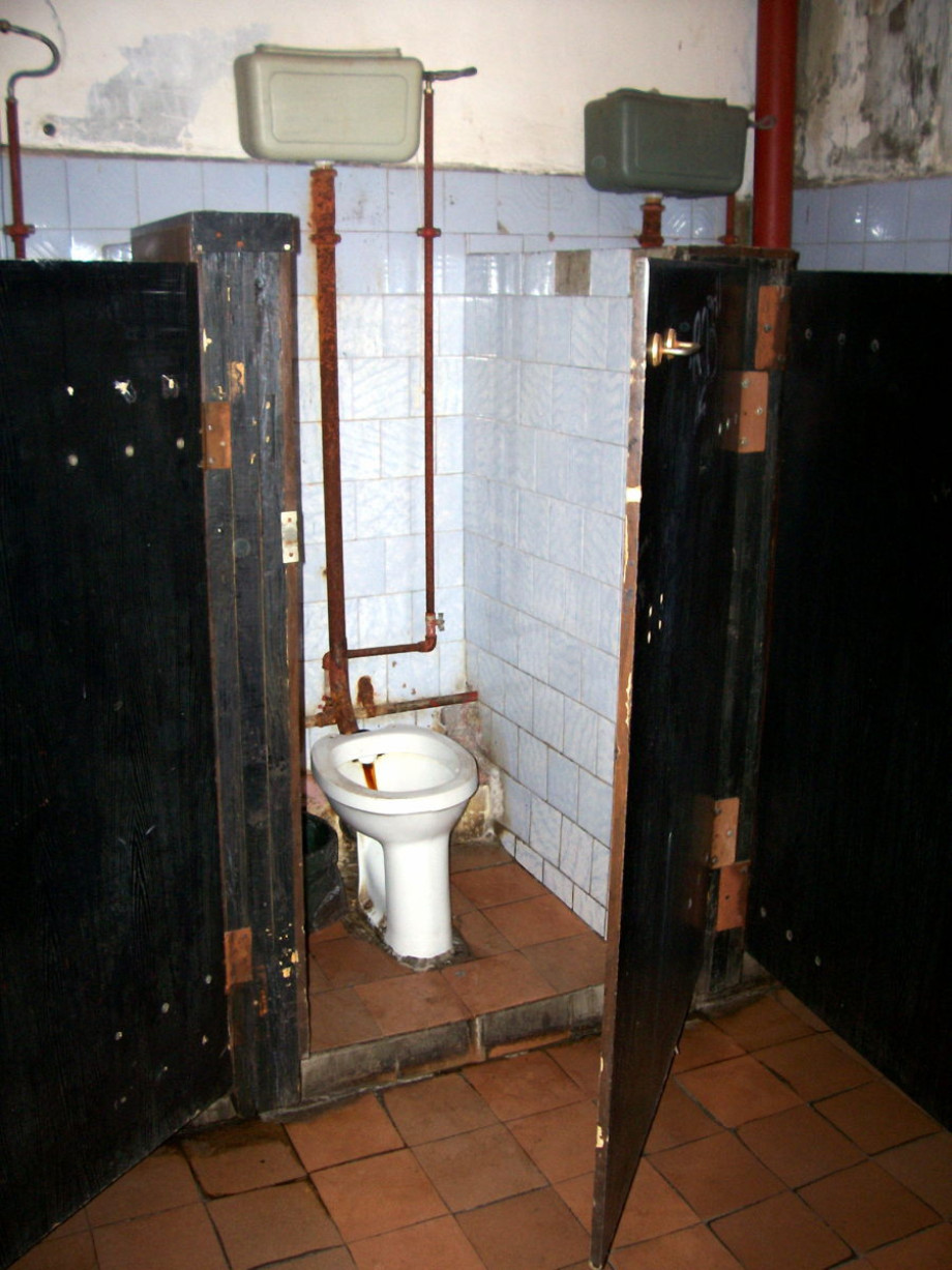 Древний уличный туалет около Удельной. Изображение 4