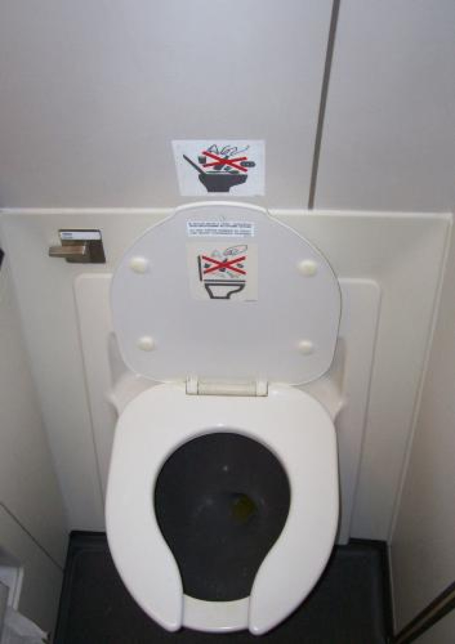 Туалет в 767 Боинге. Изображение 1