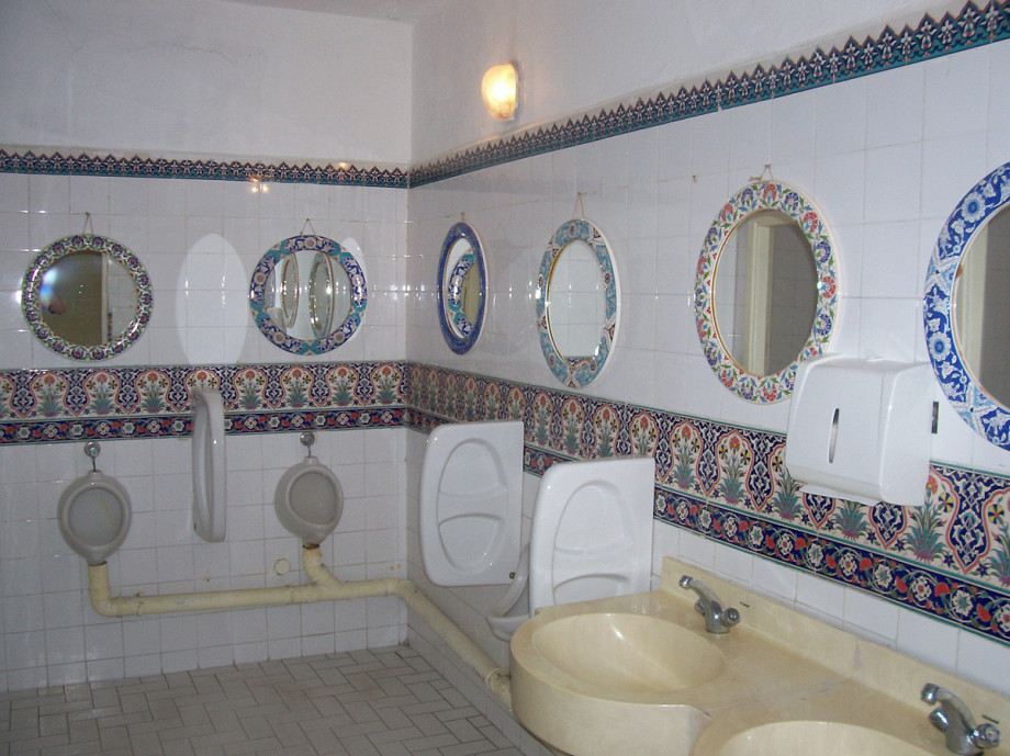 Туалет в гончарной мастерской-магазине Ephesus Ceramic. Изображение 2