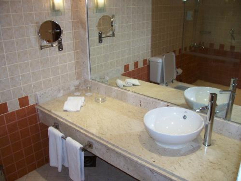Туалет и душ в стандартном номере Rotana Coral Beach. Изображение 2