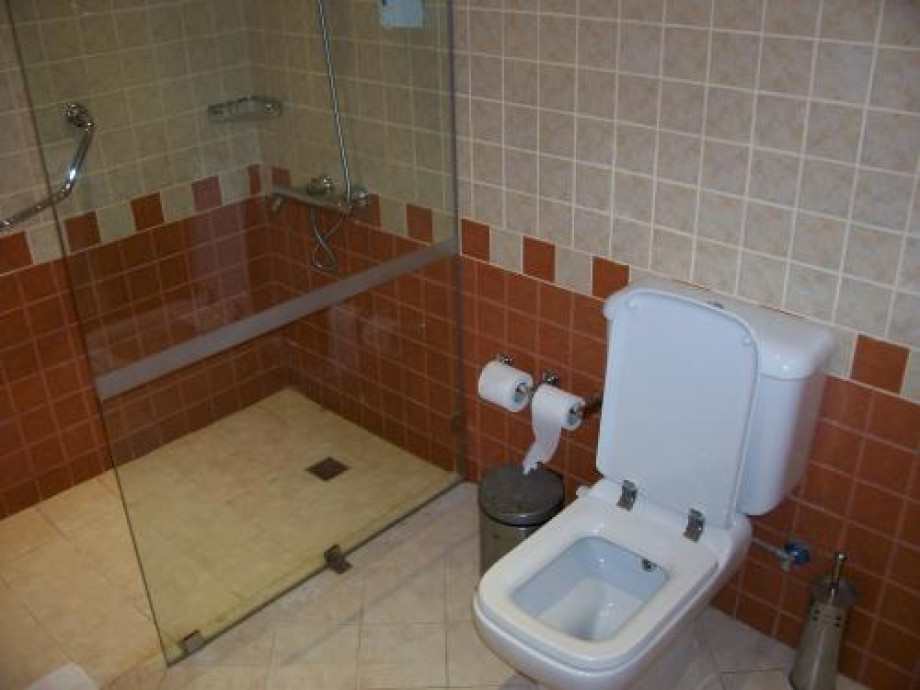 Туалет и душ в стандартном номере Rotana Coral Beach. Изображение 1
