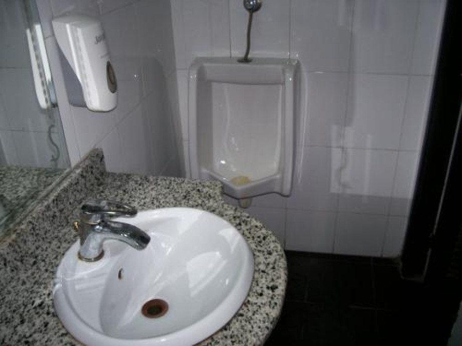 Туалет в холле отеля "Гольф". Изображение 1