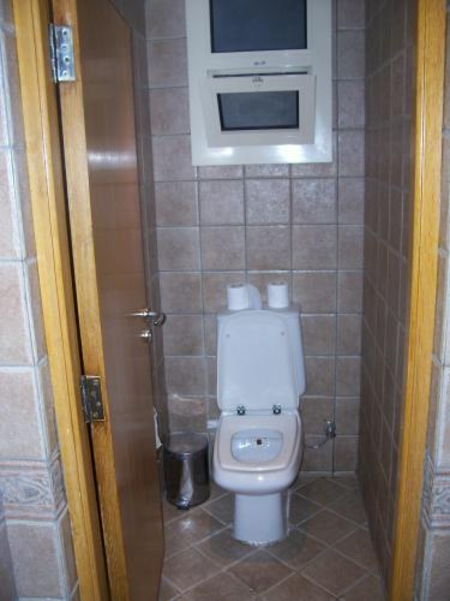 Туалет в холле отеля Coral Beach. Изображение 3