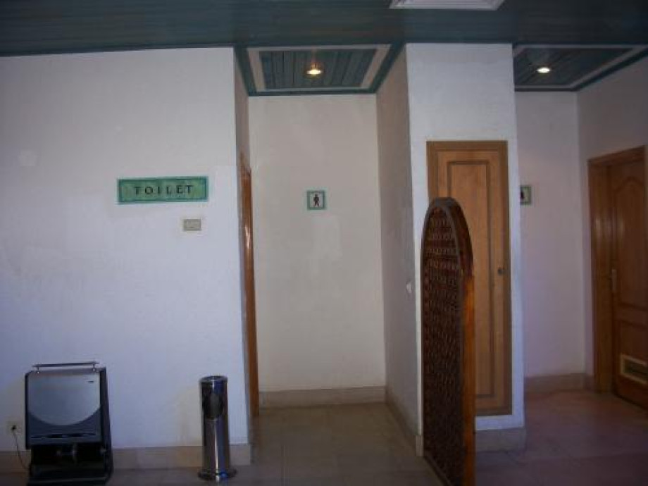 Туалет в холле отеля Desert Rose. Изображение 3