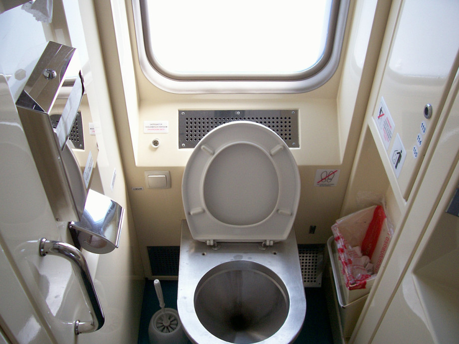 Вакуумный туалет в купейном вагон поезда Поволжье. Изображение 2