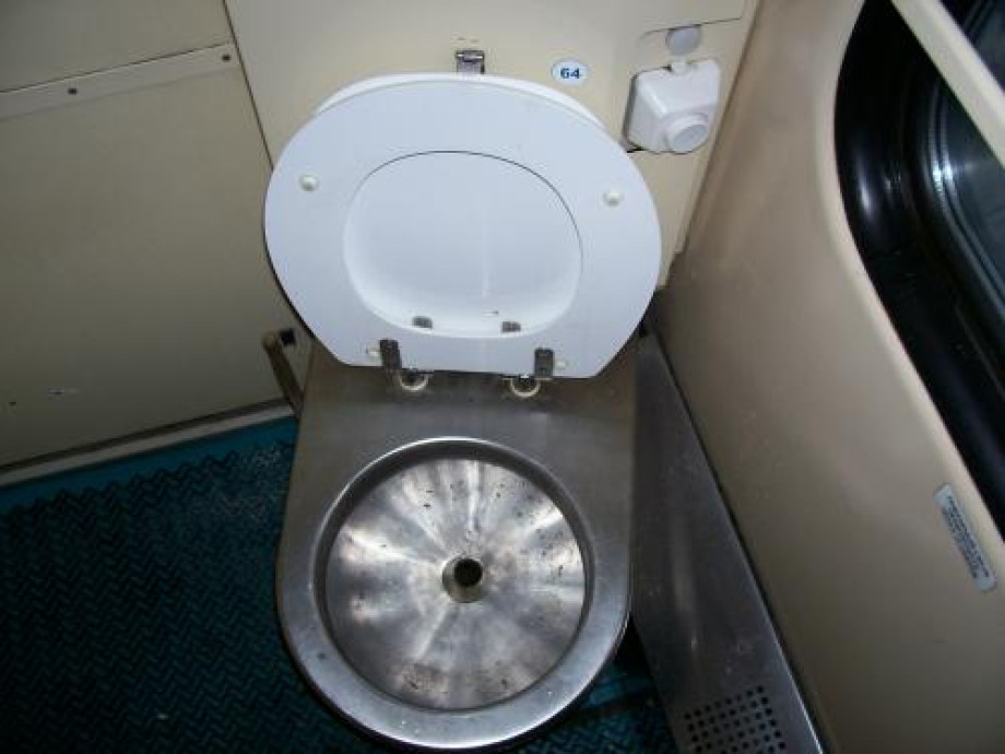 Туалеты в палкартном вагоне поезда "Белые ночи". Изображение 3