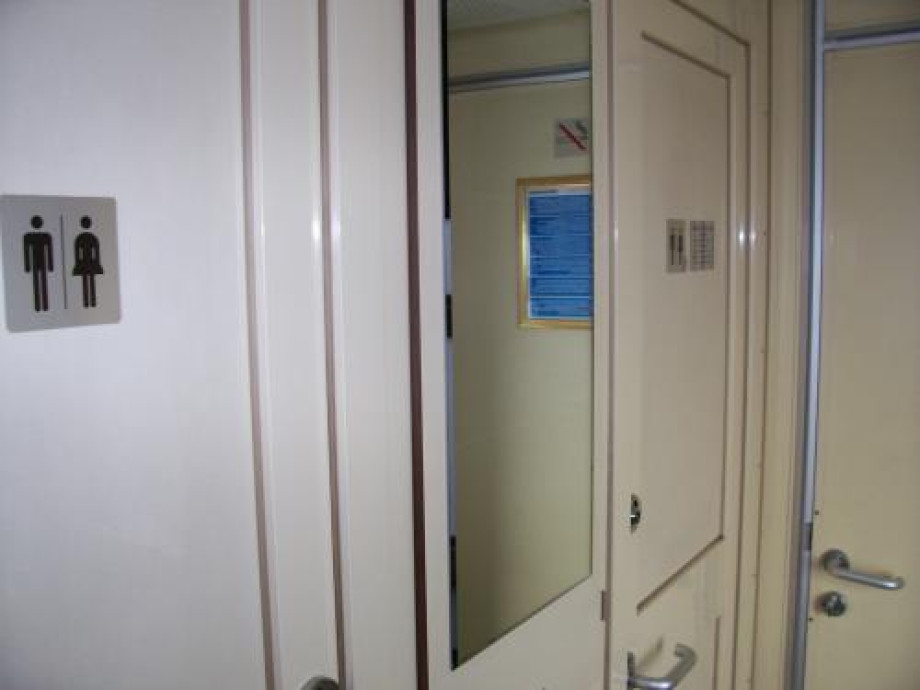 Туалеты в палкартном вагоне поезда "Белые ночи". Изображение 5