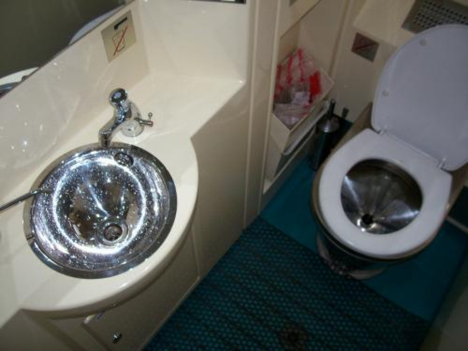 Туалеты в палкартном вагоне поезда "Белые ночи". Изображение 2