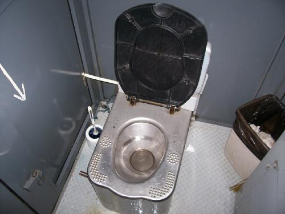 Туалетный модуль у метро "Лесная". Изображение 2