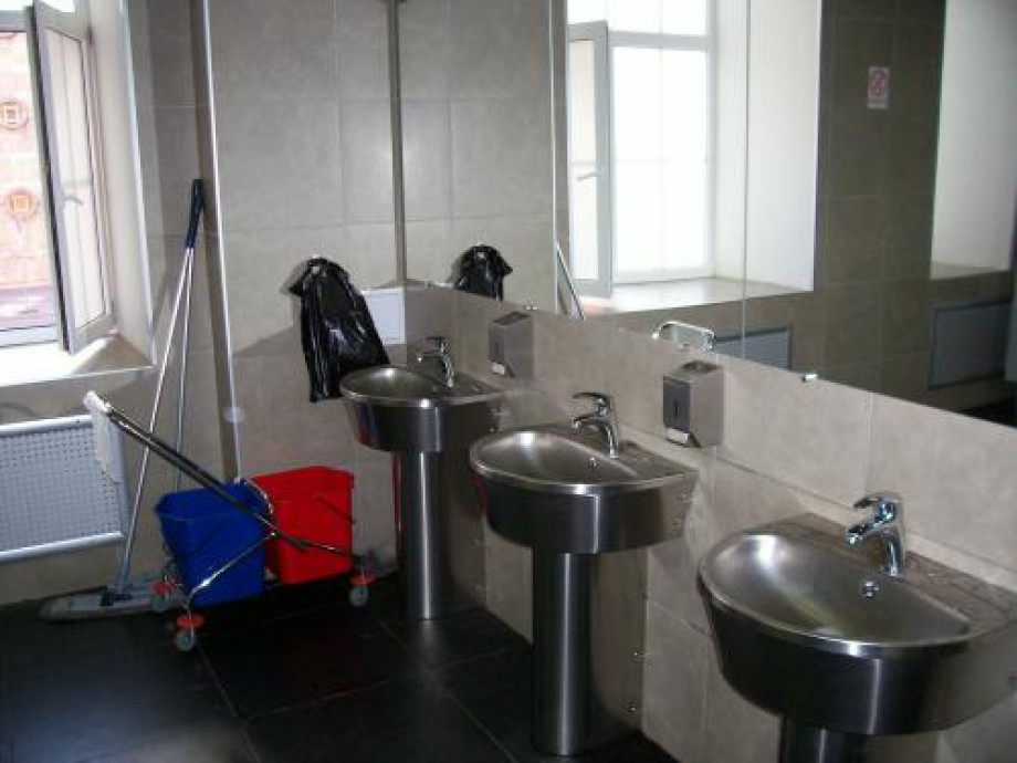 Туалет на втором этаже в едином центре документов. Изображение 2