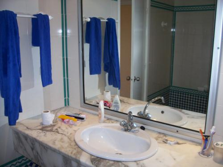 Туалет и ванная в стандартном номере отеля Marhaba. Изображение 3