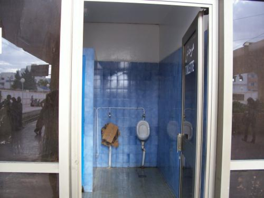 Туалет на железнодорожном вокзале Монастира. Изображение 1