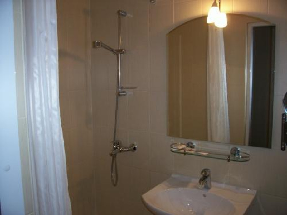 Туалет и душ в номере «Maxima Panorama Hotel». Изображение 1
