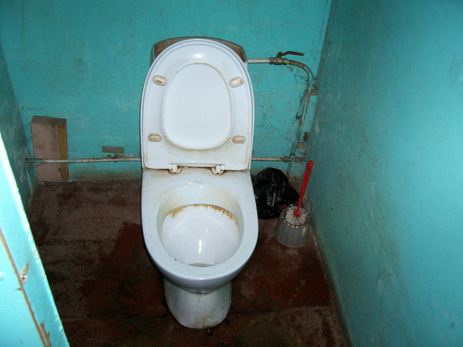 Публичный туалет в тихвинском монастыре. Изображение 2