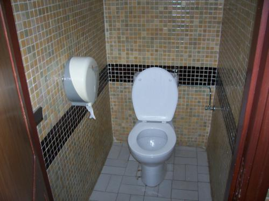 Туалет в холле гостиницы Anezi. Изображение 1