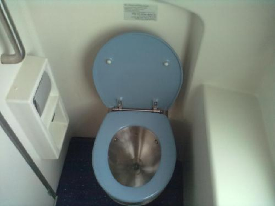 Туалет в израильском Bombardier. Изображение 1