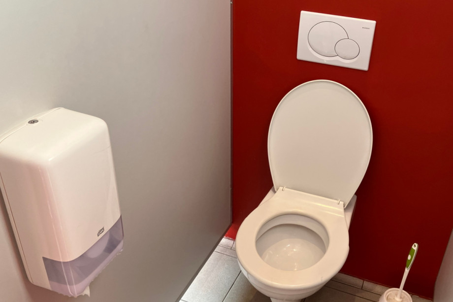 Туалет с душем в музее SÜDBAHN. Изображение 4