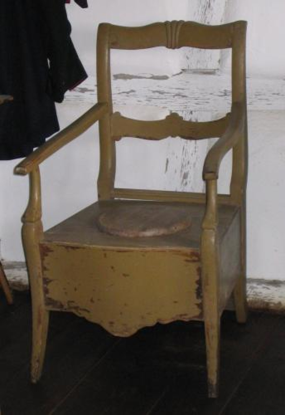 Туалетный стул (Европа, XIX век) в Freilichtmuseum Neuhausen. Изображение 1