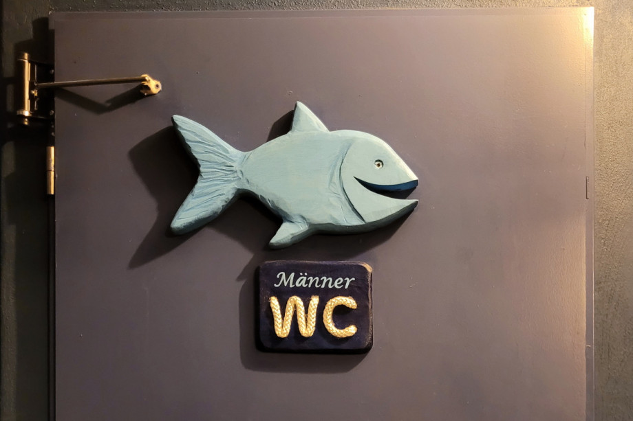 Туалет в ресторане Fischer & Lustig. Изображение 1