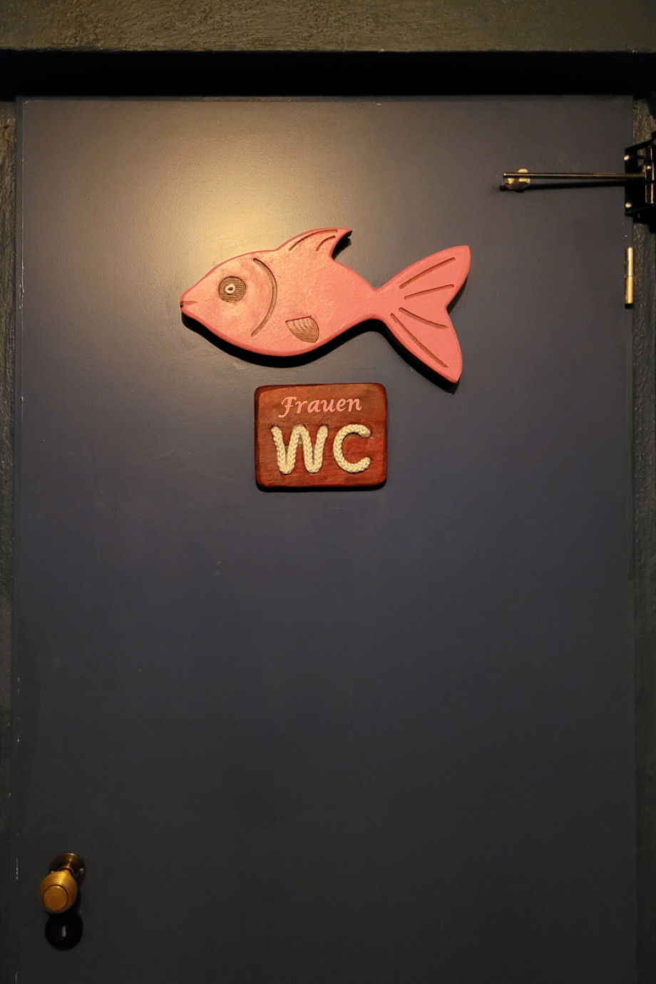 Туалет в ресторане Fischer & Lustig. Изображение 2