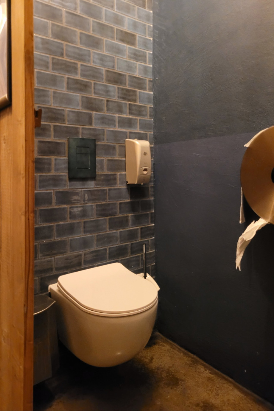 Туалет в ресторане Fischer & Lustig. Изображение 7