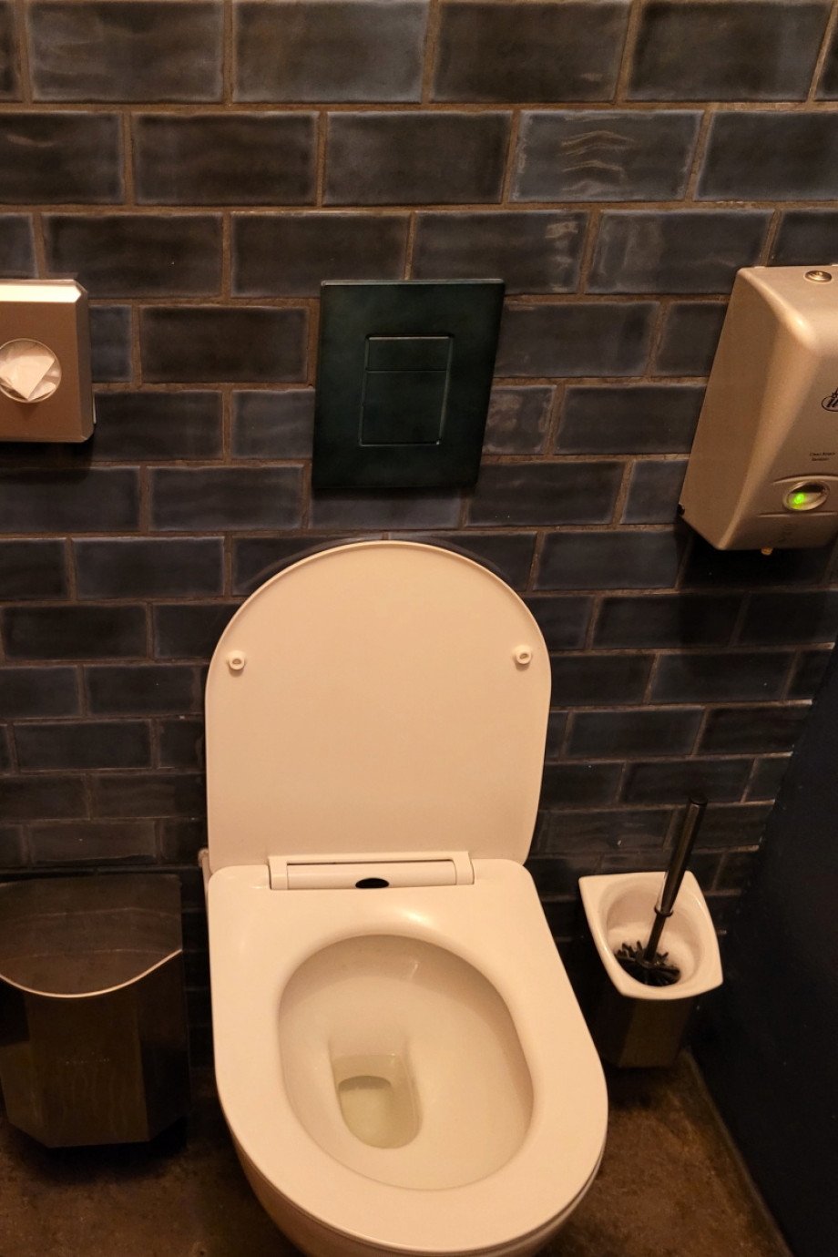 Туалет в ресторане Fischer & Lustig. Изображение 8