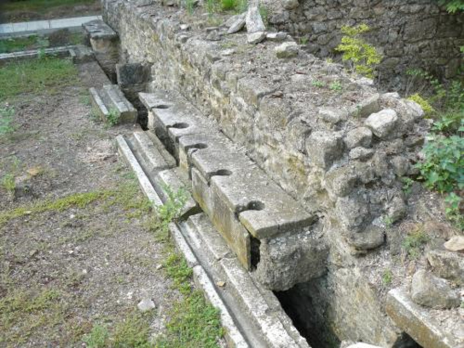 Античный публичный туалет в Дионе. Изображение 2