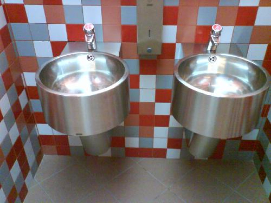 Туалет из нержавейки в ТК «Ворошиловский». Изображение 3