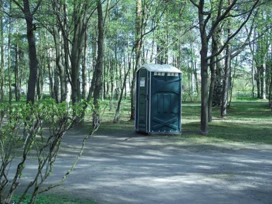 Туалетная кабинка от летнего кафе. Изображение 1