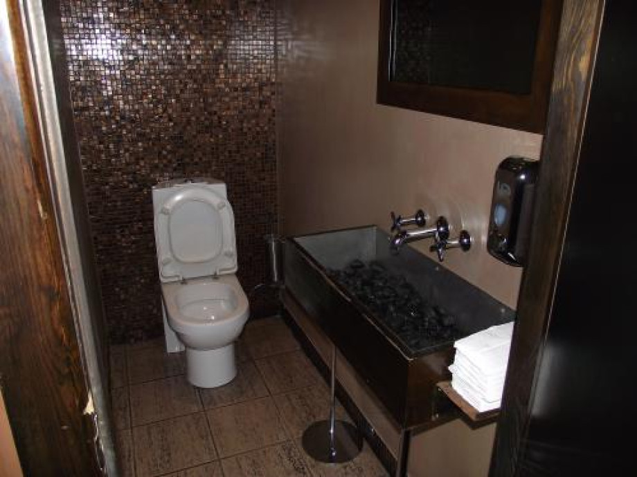 Туалет с красивой раковиной в суши-баре «Самба». Изображение 1