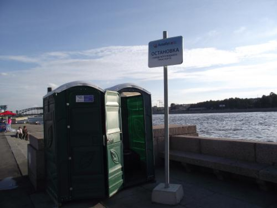 Туалетные кабинки на остановке городского водного транспорта. Изображение 1