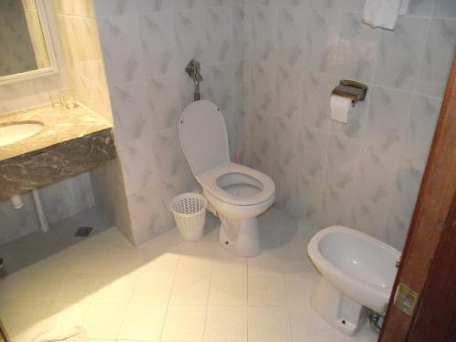 Туалет в номере гостиницы Anezi. Изображение 1