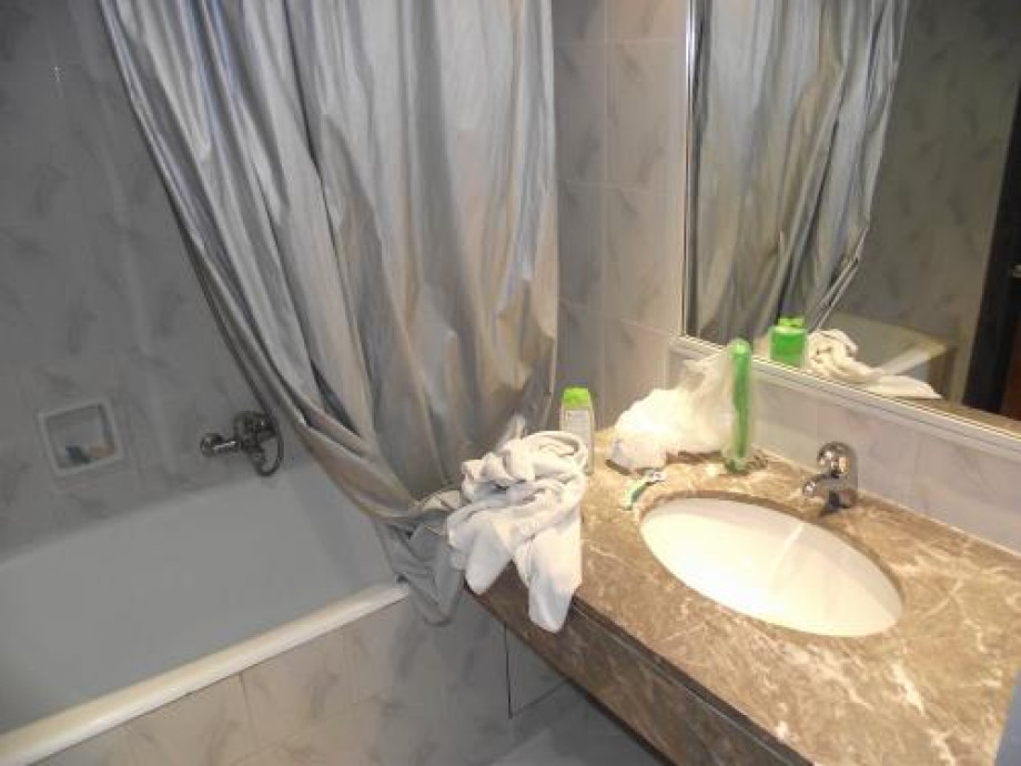 Туалет в номере гостиницы Anezi. Изображение 2