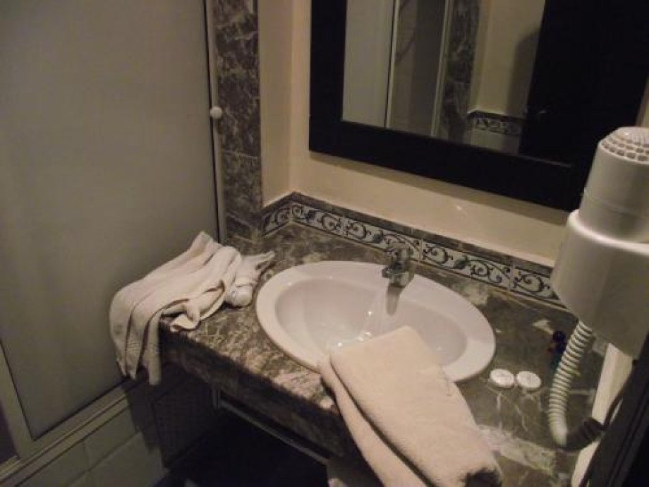Туалет и душевая комната в гостинице Anfa Port. Изображение 2
