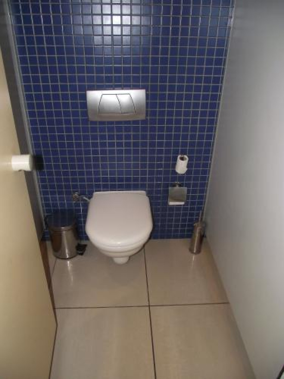 Туалет в холле гостиницы Porto Bello. Изображение 3