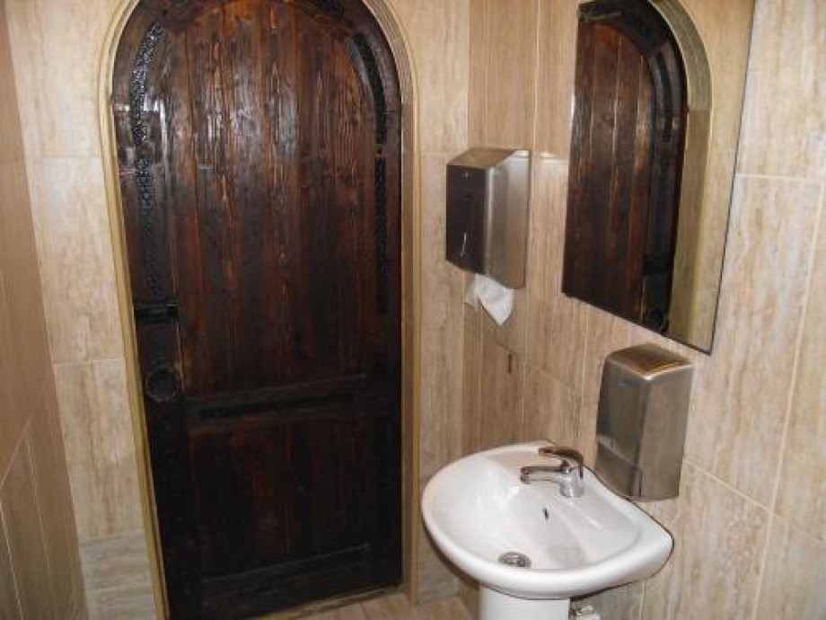 Туалет в кафе «Старый замок». Изображение 2
