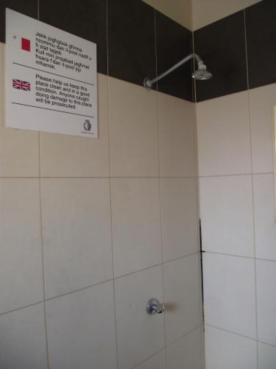 Общественный туалет с душем в Дуэджре. Изображение 2
