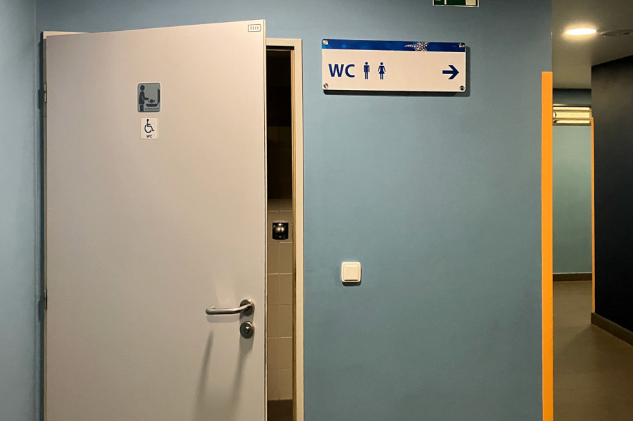 Туалет в холле Aquapalace Praha. Изображение 1
