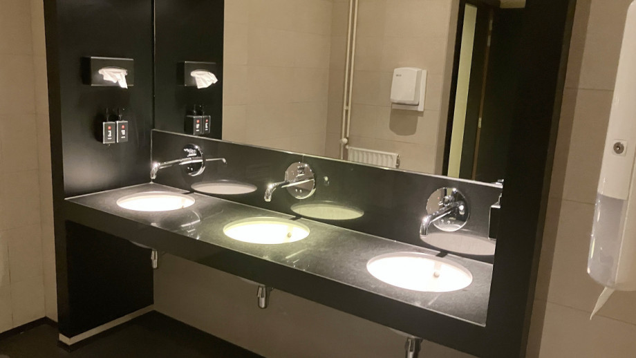 Туалет в холле отеля Radisson RED Brussels. Изображение 3