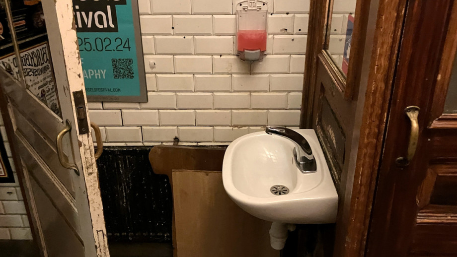 Туалет в баре Le Lombard. Изображение 2